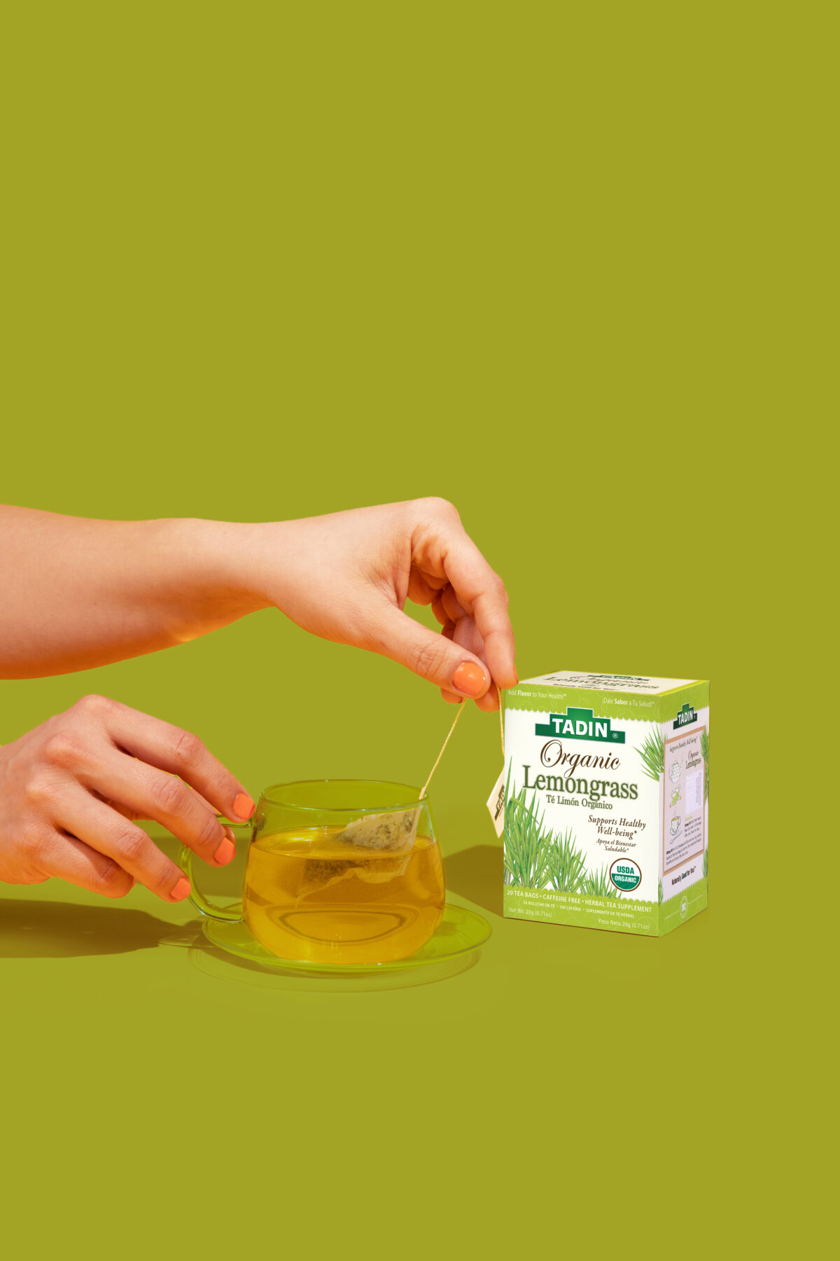 organic-lemongrass-tea-lifestyle