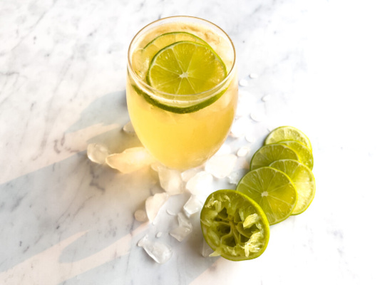 Cóctel Frío de Miel y Hierba de Limón con Tequila